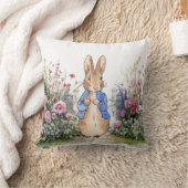 Peter der Rabbit in seinem Garten Nr. 2 Kissen (Decke)