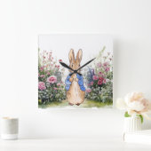 Peter der Rabbit in seinem Garten Nr. 2 Quadratische Wanduhr (Zuhause)