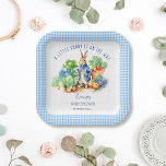 Peter Kaninchen Babydusche bedruckt Pappteller<br><div class="desc">Peter Kaninchen mit einer blauen Jacke und Gartengemüse Babydusche Monogramm gedruckte Papier Teller Vorlage. Ein niedlicher Hase in einer blauen Jacke stehend im Veggie-Garten für einen Baby Duschkopf pastellblau Gingham personalisiert Babydusche Geschirr</div>