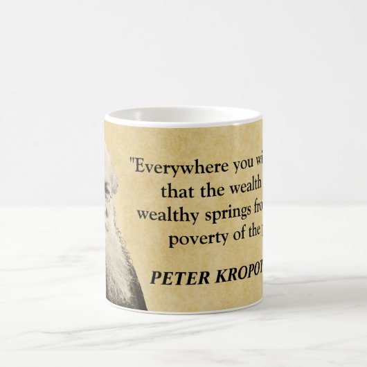 Peter Kropotkin Zitat arm und wohlhabend Kaffeetasse (Mittel)