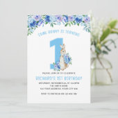 Peter Rabbit 1. Birthday Blue Floral Einladung (Stehend Vorderseite)