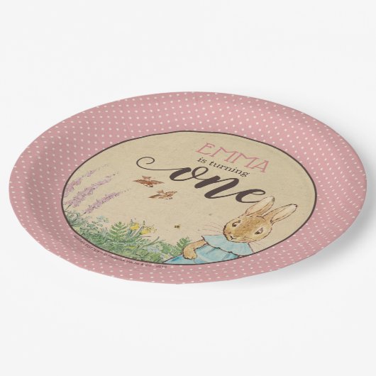 Peter Rabbit | Baby Girl's First Birthday Pappteller (Schrägansicht)