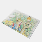 "Peter Rabbit Eats a Carrot" von Beatrix Potter Fußmatte (Schrägansicht)