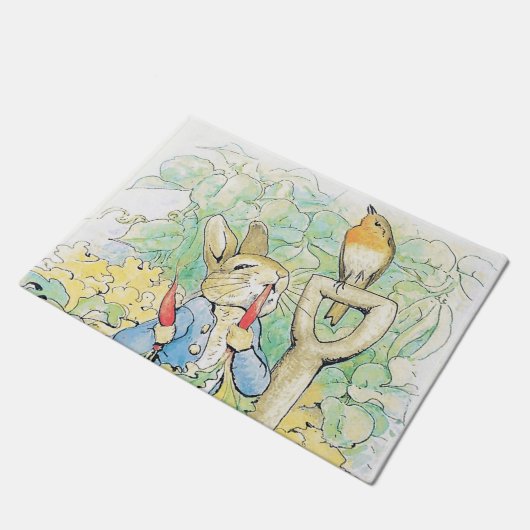 "Peter Rabbit Eats a Carrot" von Beatrix Potter Fußmatte (Schrägansicht)