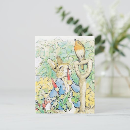 "Peter Rabbit Eats a Carrot" von Beatrix Potter Postkarte (Stehend Vorderseite)