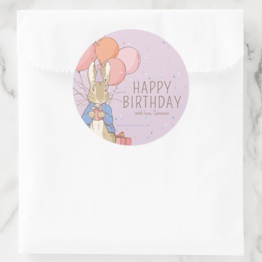 Peter Rabbit | Happy Birthday von Runder Aufkleber (Tasche)