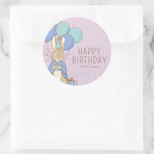 Peter Rabbit | Happy Birthday von Runder Aufkleber (Tasche)