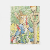 Peter Rabbit im Garten - Beatrix Potter Fleecedecke (Vorderseite)