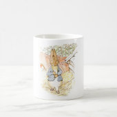 Peter Rabbit im Garten (von Beatrix Potter) Kaffeetasse (Mittel)
