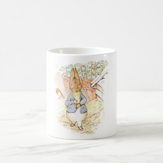 Peter Rabbit im Garten (von Beatrix Potter) Kaffeetasse (Mittel)