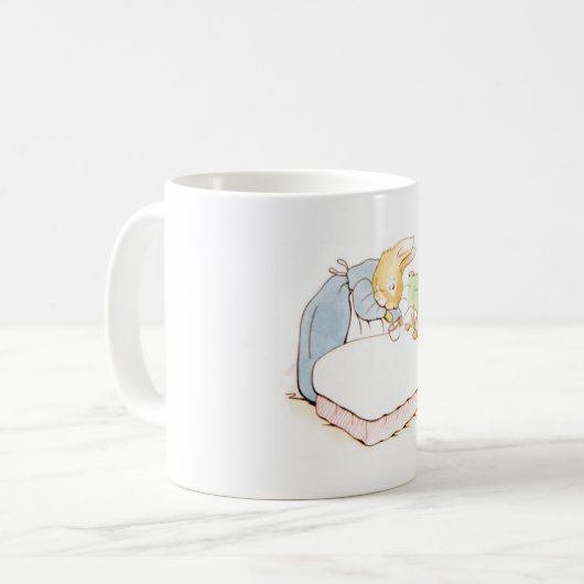 Peter Rabbit in Bed (wird von seiner Mutter Gefütt Kaffeetasse (Vorderseite Links)