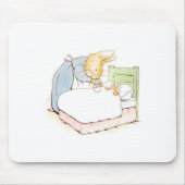 Peter Rabbit in Bed (wird von seiner Mutter Gefütt Mousepad (Vorne)