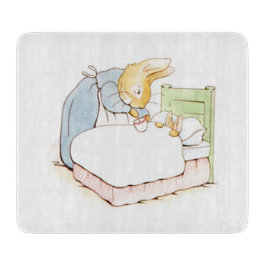 Peter Rabbit in Bed (wird von seiner Mutter Gefütt Schneidebrett
