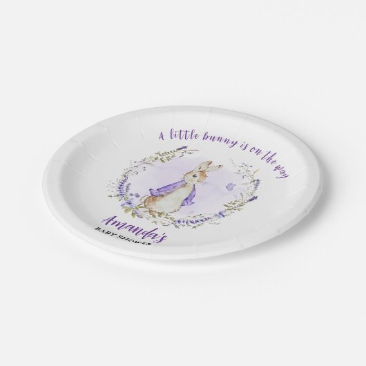 Peter Rabbit Lila Baby Shower Pappteller (Schrägansicht)