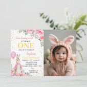 Peter Rabbit Pink Birthday Foto Einladung (Stehend Vorderseite)