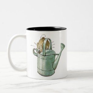 PETER RABBIT tauchte zuerst in die Dose, um sich z Zweifarbige Tasse