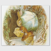 "Peter Rabbit with Winter Umbrella" von Beatrix Po Geschenkpapier (Flach)