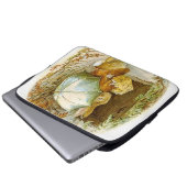 "Peter Rabbit with Winter Umbrella" von Beatrix Po Laptopschutzhülle (Vorne Knopf)