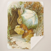 "Peter Rabbit with Winter Umbrella" von Beatrix Po Sherpadecke (Vorderseite)
