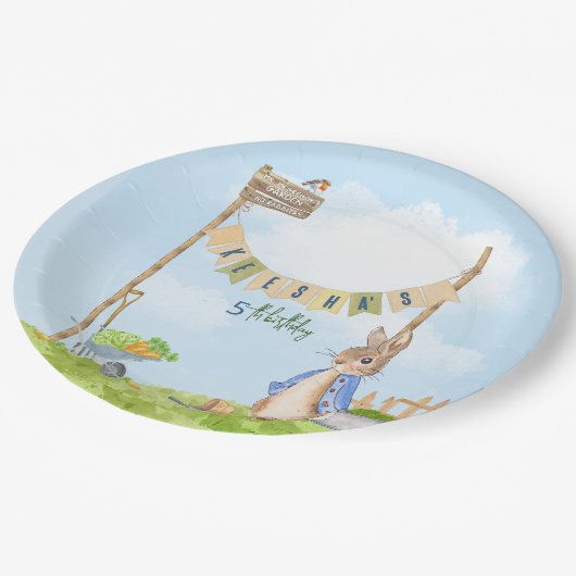 Peter the Rabbit Birthday Garden Party Pappteller (Schrägansicht)