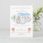 Peter the Rabbit Girl Clothesline Baby Shower Einladung (Stehend Vorderseite)