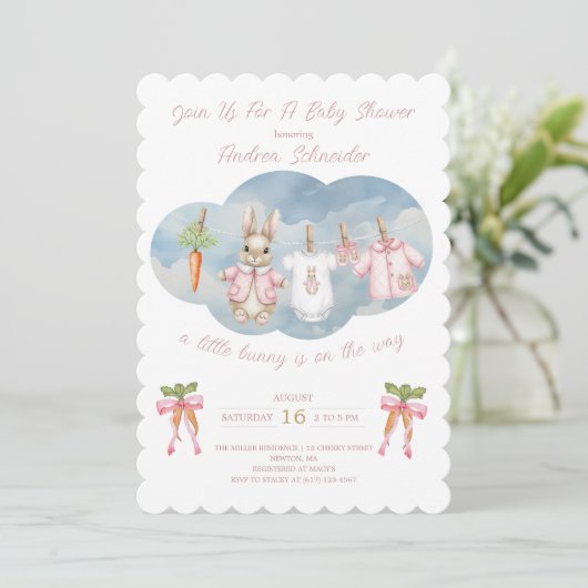 Peter the Rabbit Girl Clothesline Baby Shower Einladung (Stehend Vorderseite)