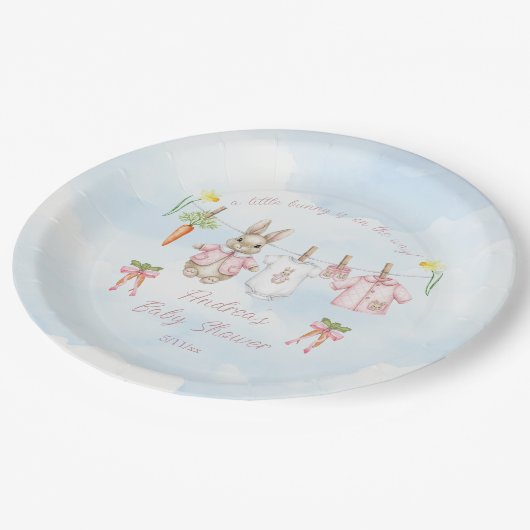 Peter the Rabbit Girl Clothesline Baby Shower  Pappteller (Schrägansicht)