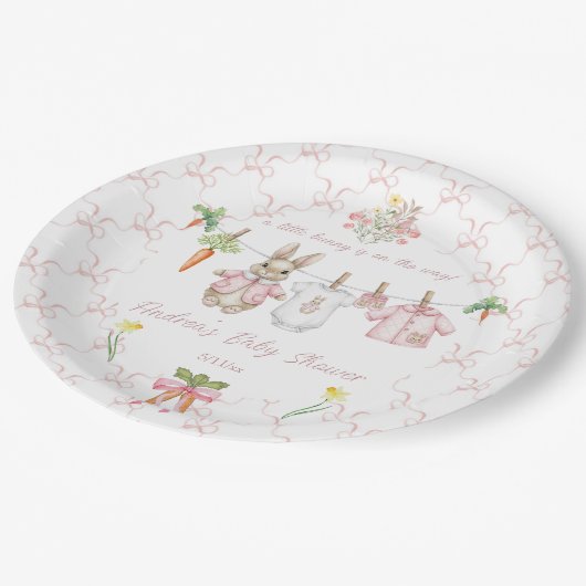 Peter the Rabbit Girl Clothesline Baby Shower  Pappteller (Schrägansicht)