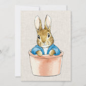 Peter the Rabbit in Pflanze Topf beige Leinenstruk Einladung (Vorderseite)