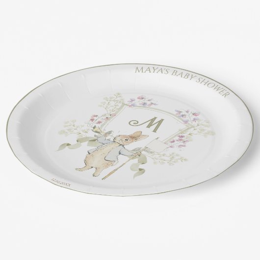 Peter the Rabbit Monogram Wappen Gender Baby Shoot Pappteller (Schrägansicht)