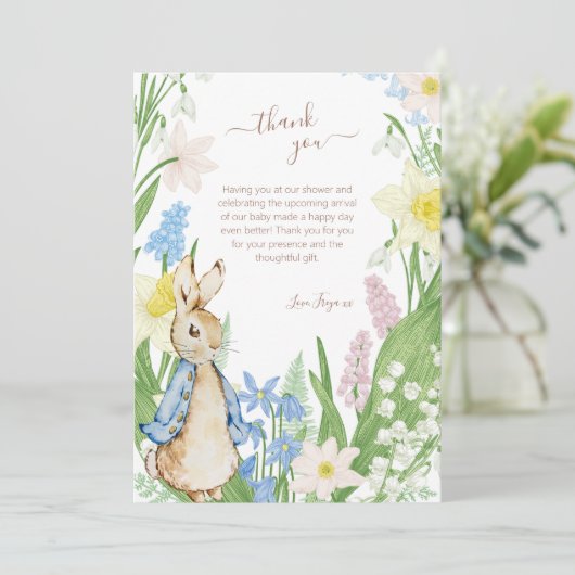 Peter the Rabbit Spring Blooms Blue Baby Dusche Dankeskarte (Stehend Vorderseite)