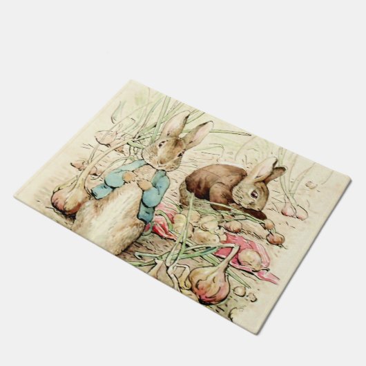 Peter und Benjamin Gather Onions von Beatrix Potte Fußmatte (Schrägansicht)