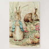 Peter und Benjamin Gather Onions von Beatrix Potte Puzzle (Vertikal)