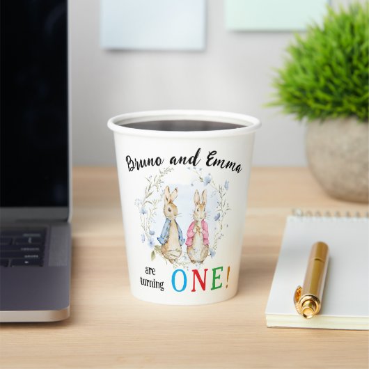 Peter und Flopsy drehen einen Papiercup Pappbecher (InSitu)