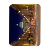 Petersdom gegen Ende der Straße in der Nacht Magnet (Vertikal)