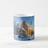 Peterskirche im Winter in Riga, Lettland Kaffeetasse (Mittel)