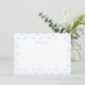 Petit Blue Whimsical Bows Monogram Notecard Dankeskarte (Stehend Vorderseite)