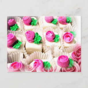 Petit Fours mit zarten, rosa Rosenbuden Postkarte