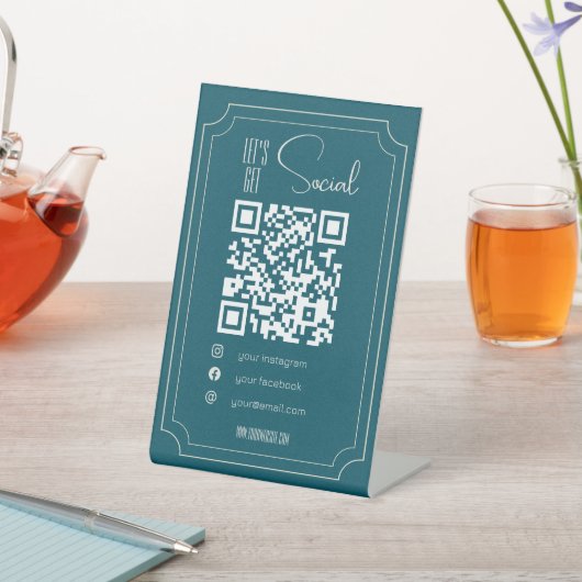 Petroleumblaue QR-Boutique scannen mich in soziale Sockelschild (In SItu)