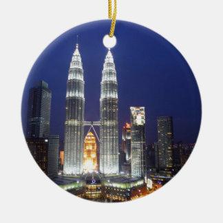 Petronas Türme beleuchtet in der Nacht Kuala Lumpu Keramikornament
