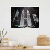 Petronas Türme in der nächtlichen Printwerbung Poster (Küche)
