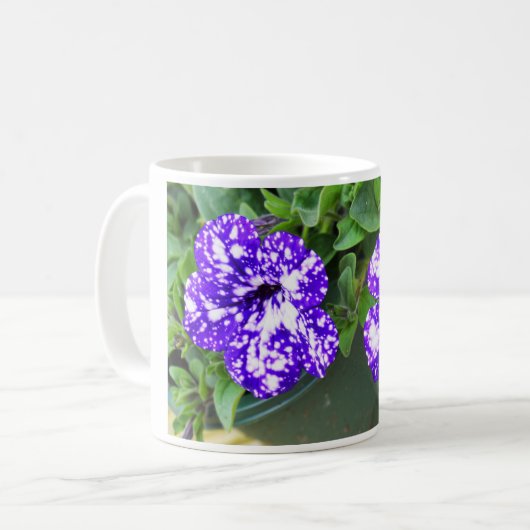 Petunia-Blume Kaffeetasse (Vorderseite Links)
