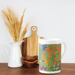 Petunias Asters Garden Gustav Klimt Porzellantasse<br><div class="desc">Eine Knochen-China-Tasse mit der schönen Kunstmalerei des österreichischen Künstlers Gustav Klimt (1862-1918),  Blumengarten (um 1906) oder Bauerngarten. Eine farbenfrohe Gartenlandschaft aus Petunien,  Astern und anderen Blume aus der Jugendstil-Zeit.</div>