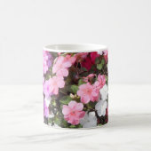 Petunias Rosa und Weiße Blume Kaffeetasse (Mittel)