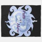"Pfad eines Helden" Emblem (mit Titel) Fleecedecke (Vorderseite (Horizontal))