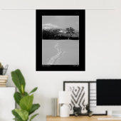 Pfad zur Birke im Winter (einfarbig) Poster (Heimbüro)