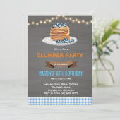 Pfannkuchen-Junge-Schlaf-Geburtstag Einladung (Stehend Vorderseite)