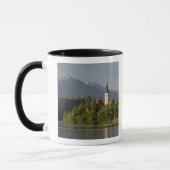 Pfarrkirche auf Insel am See Tasse (Links)