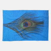 Pfau-Feder auf blauem Geschirrtuch (Horizontal)