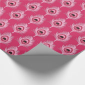 Pfau-Federn, Pastellrosa auf pinkfarbenem Rosa Geschenkpapier (Ecke)